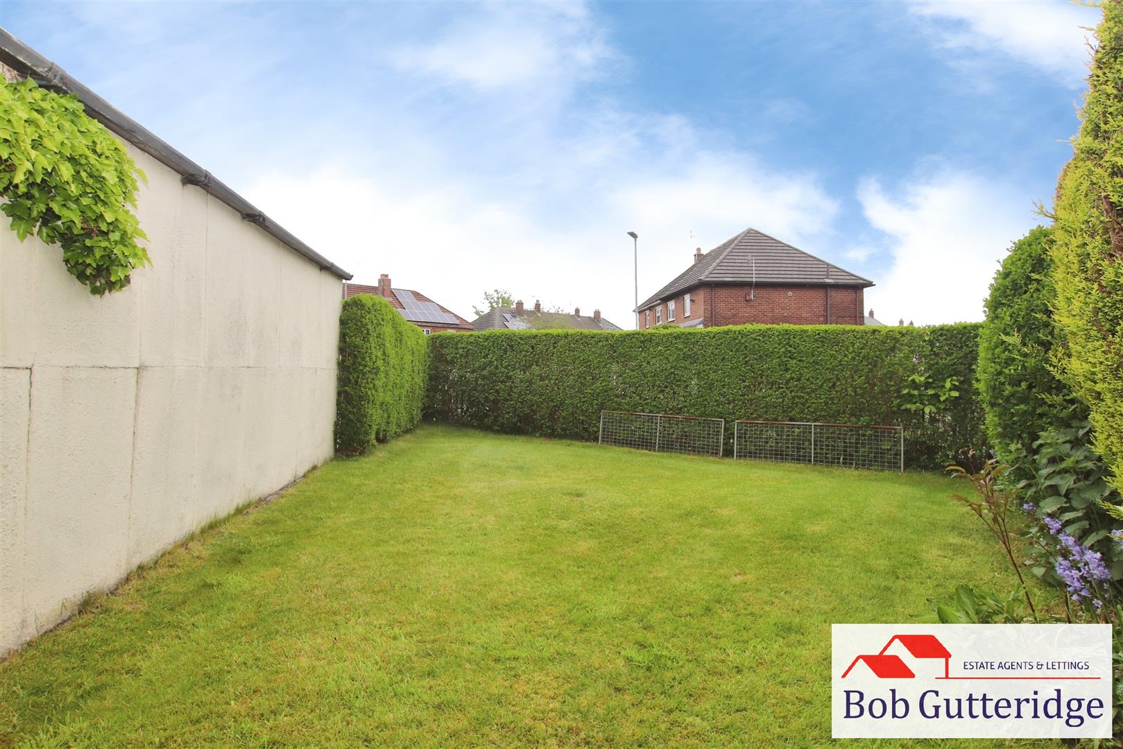 ENCLOSED SIDE GARDEN